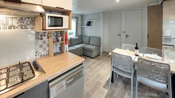 Kjøleskap, ovn, kokeplater og oppvaskmaskin