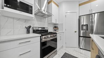 KylskÄp, mikrovÄgsugn, ugn och spishÀll