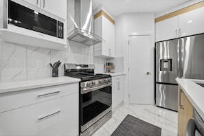 Kühlschrank, Mikrowelle, Ofen, Herdplatte