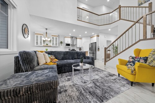 Spacious|4 Beds|Sleeps 10|Near Airport|Family Home