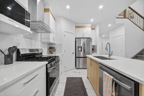 Fridge, microwave, oven, stovetop - Spacious|4 Beds|Sleeps 8|Near Airport|Family Home (Beaumont)