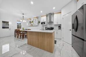 Réfrigérateur, four à micro-ondes, un four, surface de cuisson