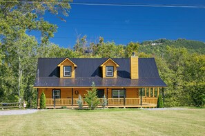 Exterior - Pet Friendly 3BR Log Cabin: Mountain Views, Game Room & Fire Pit -15m to parkway (Sevierville)