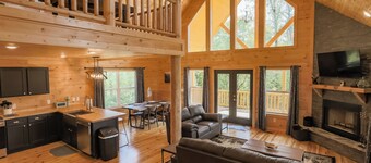 Pet Friendly 3BR Log Cabin: Mountain Views, Game Room & Fire Pit -15m to parkway