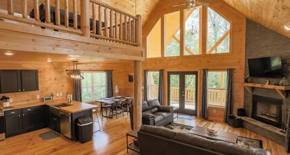 Pet Friendly 3BR Log Cabin: Mountain Views, Game Room & Fire Pit -15m to parkway