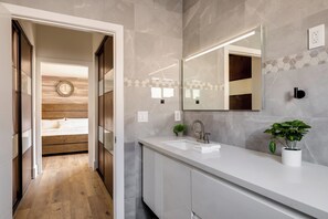 吹风机、毛巾、肥皂、卫生纸