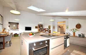 Fridge, microwave, oven, stovetop - Authentique maison piscine (Thézan des Corbières)