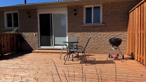 Cozy bungalow walking distance from Georgian College. One minute walk!