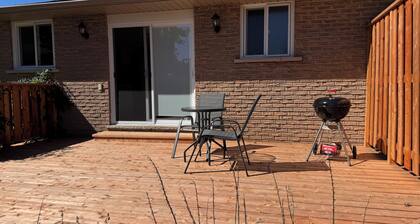 Cozy bungalow walking distance from Georgian College. One minute walk!