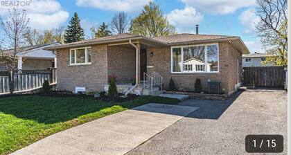 Cozy bungalow walking distance from Georgian College. One minute walk!