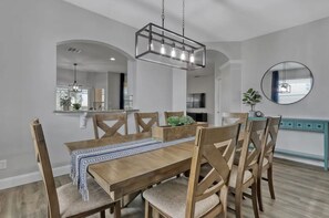 Dining - Hilltop Villa: Star Wars/Princess room near Disney and Universal (Kissimmee)