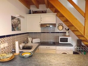 Réfrigérateur, micro-ondes, batterie de cuisine, vaisselle et ustensiles