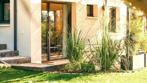 A modern house with a glass door leading to a patio area. - 2 bedroom cozy home in Allan (Allan)