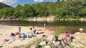 Una spiaggia lungo il fiume, con persone che si rilassano e prendono il sole.