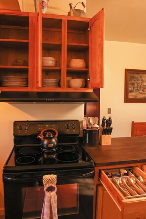 Een koelkast, een microgolfoven, een oven, een kookplaat