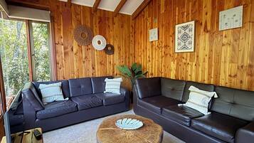 Family House, 3 Bedrooms, Pets Allowed, Poolside | Living area