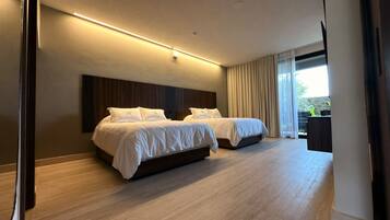 Habitación doble de lujo, balcón, vista a la montaña | Tabla de planchar con plancha y wifi gratis