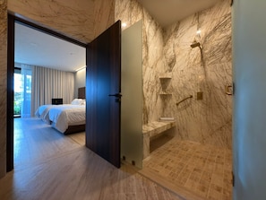 Regadera, secadora de cabello, toallas, jabón