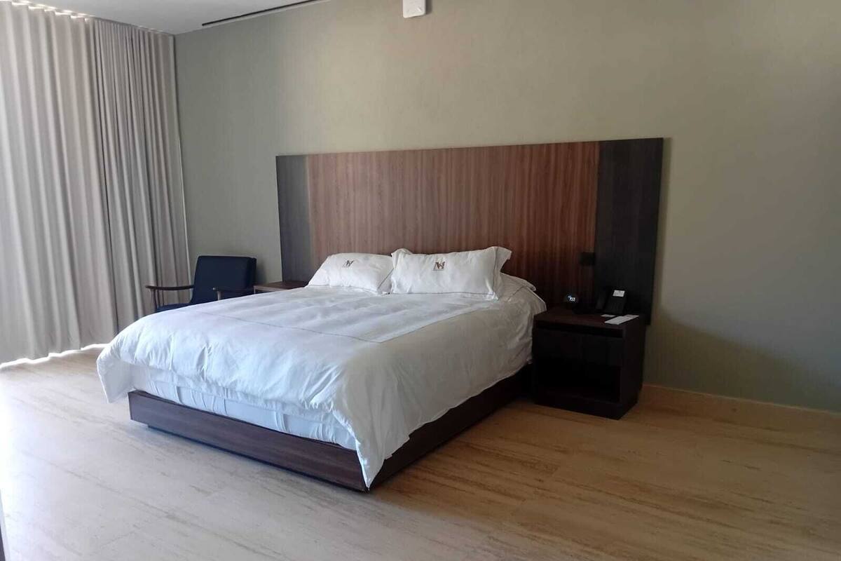 Habitación estándar, balcón, vista a la montaña | Tabla de planchar con plancha y wifi gratis