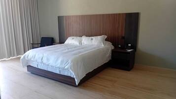 Habitación estándar, balcón, vista a la montaña | Tabla de planchar con plancha y wifi gratis