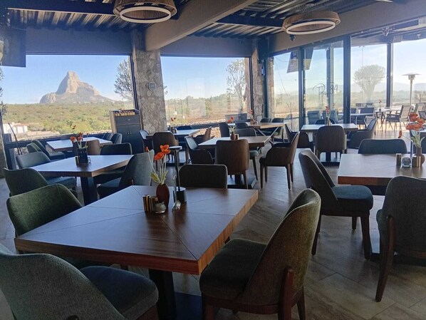 Restaurant - HOTEL MONTES SUITES (Ezequiel Montes)