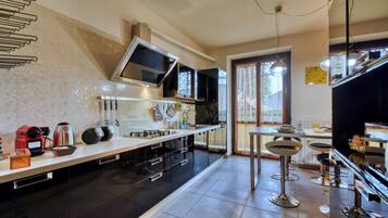 Frigorifero, microonde, forno, piano cottura