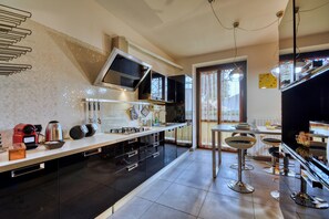 Kylskåp, mikrovågsugn, ugn och spishäll