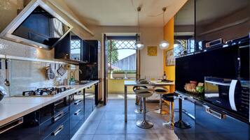 Kylskåp, mikrovågsugn, ugn och spishäll