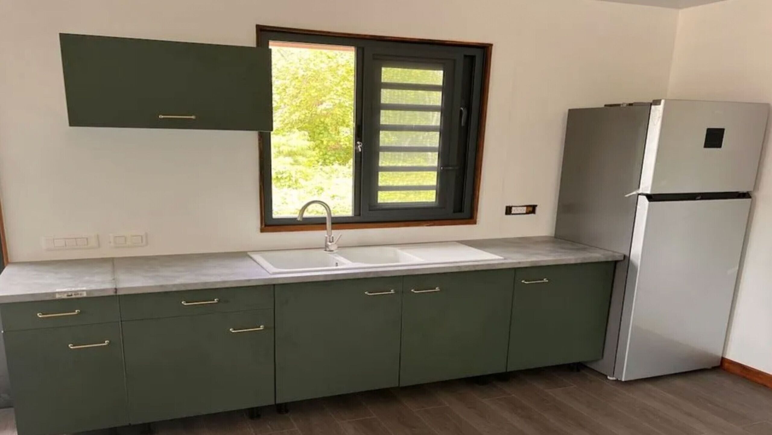 Kühlschrank, Mikrowelle, Wasserkocher mit Kaffee-/Teezubehör