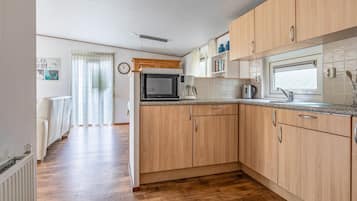 Refrigerador, parrilla de estufa, lavavajillas y cafetera y tetera