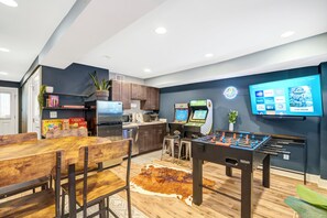 Games room - NEW 4BR Townhouse w Parking for 2, Game Room (Washington)
