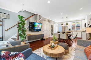 Smart TV, video games, table football, stereo - NEW 4BR Townhouse w Parking for 2, Game Room (Washington)