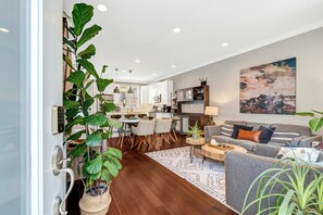 Smart TV, video games, table football, stereo - NEW 4BR Townhouse w Parking for 2, Game Room (Washington)