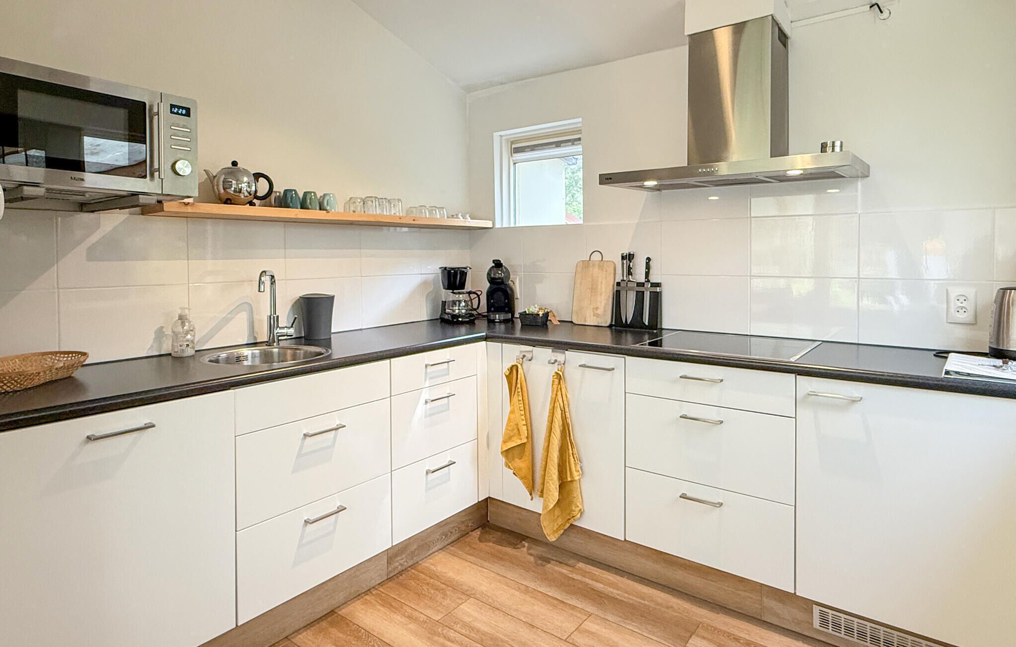 Een koelkast, een vaatwasser, een koffiezetapparaat/waterkoker