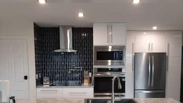 Micro-ondes, four, plaque de cuisson, lave-vaisselle