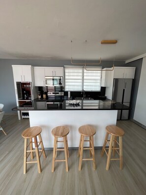 Geladeira grande, micro-ondas, fogão, cooktop