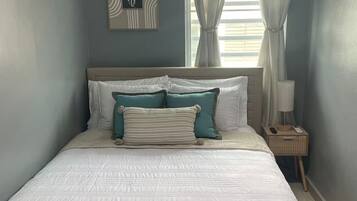 Kattohuoneisto, rannalla | Työpöytä, pimennysverhot, silitysrauta/-lauta, ilmainen Wi-Fi