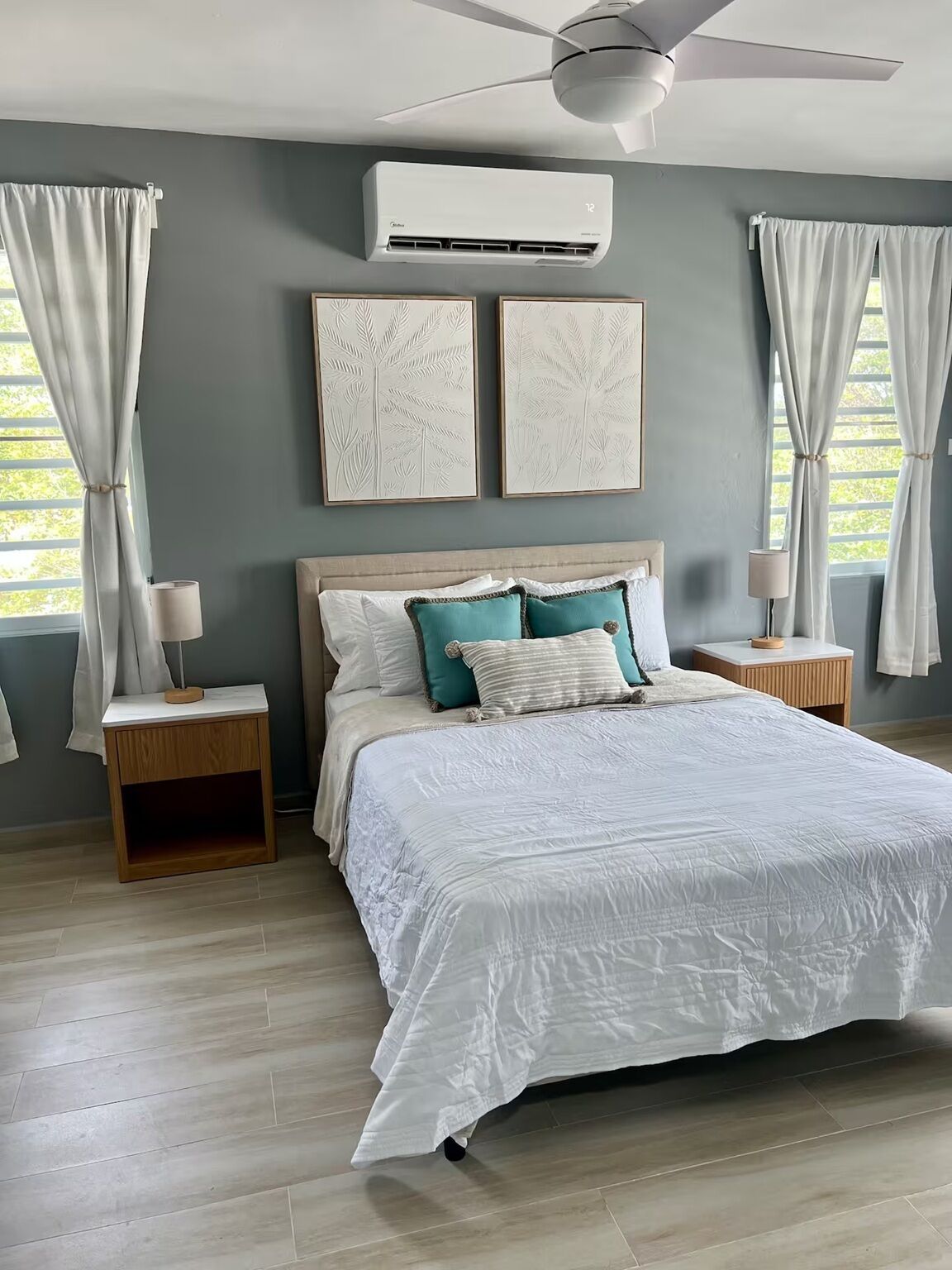 Cobertura, ao lado da praia | Escrivaninha, cortinas blackout, ferros/tábuas de passar roupa