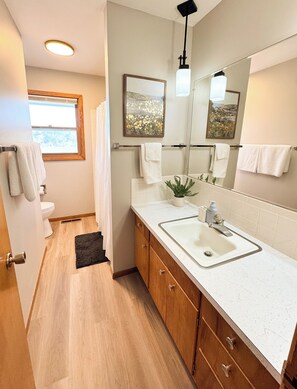 Toallas, jabón, papel de baño 