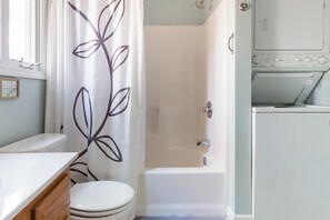 Hair dryer, towels, soap, toilet paper - Explore the Woods from a Quiet Apartment near Sierra Nevada (Arden)