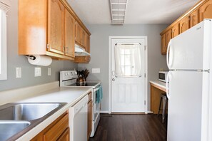 Microwave, oven, stovetop, dishwasher - Explore the Woods from a Quiet Apartment near Sierra Nevada (Arden)