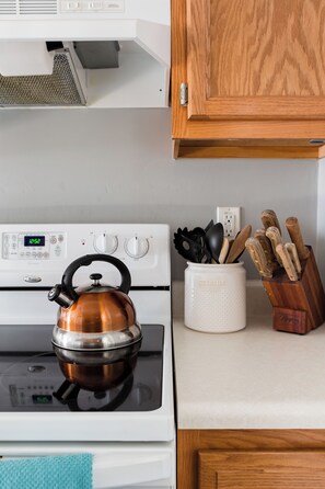 Microwave, oven, stovetop, dishwasher - Explore the Woods from a Quiet Apartment near Sierra Nevada (Arden)
