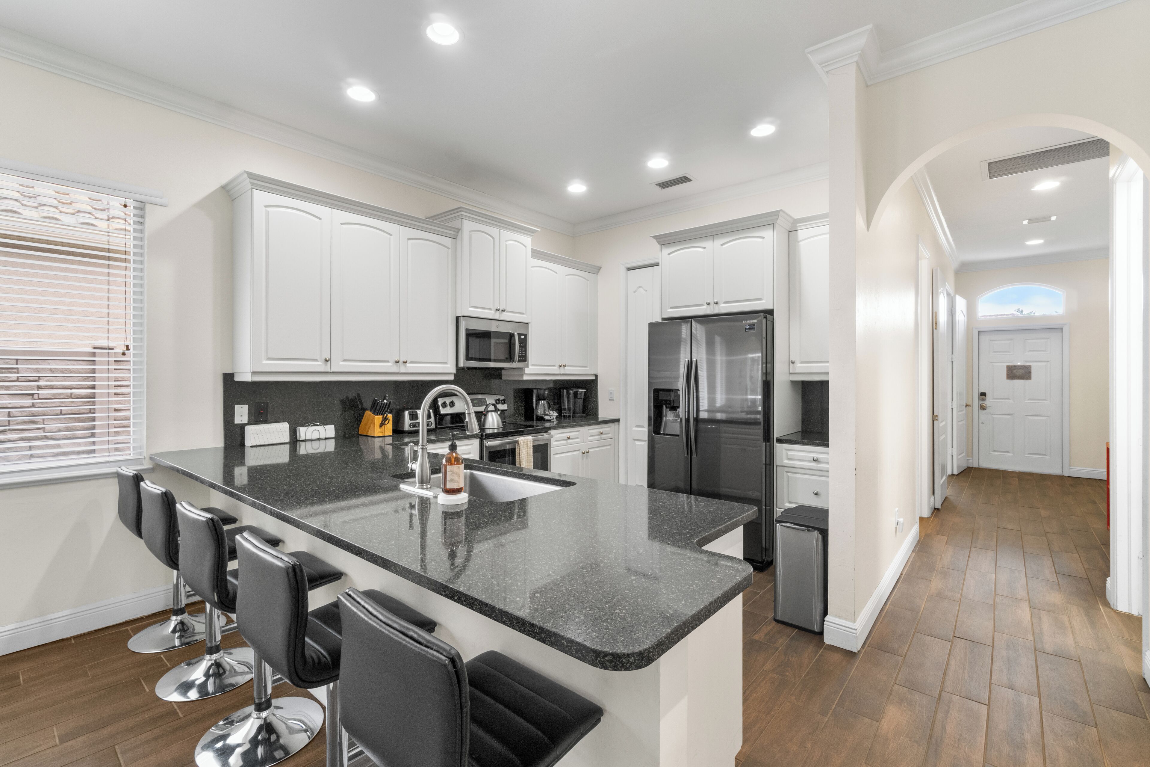 Kylskåp, mikrovågsugn, ugn och spishäll