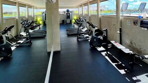 Et fitnessrum med løbebånd, spinningcykler og træningsbolde.