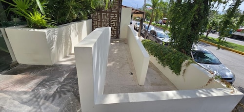 Cozy and secure 3BR Playa Del Carmen Condo—Walk to Beach, Shops & Restaurants