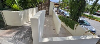 Cozy and secure 3BR Playa Del Carmen Condo—Walk to Beach, Shops & Restaurants