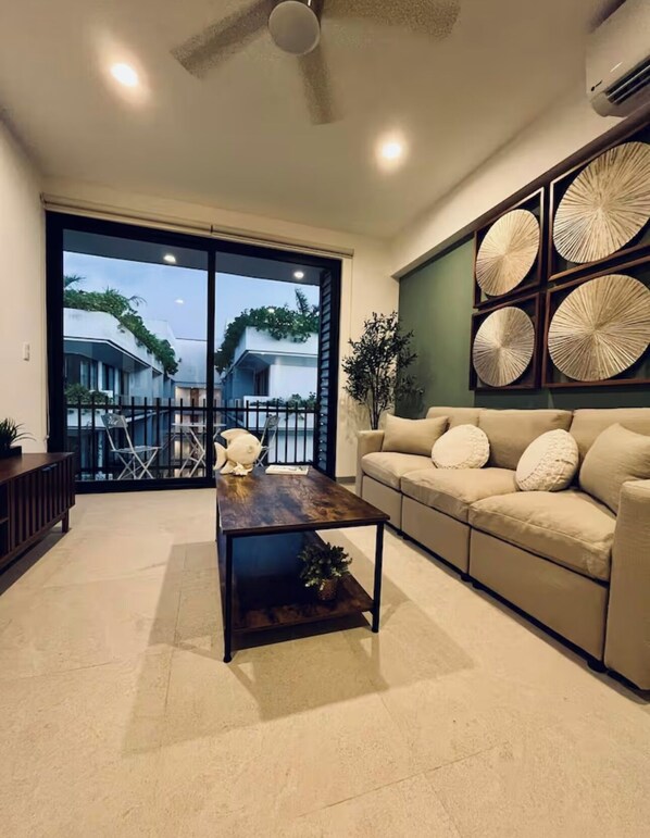Smart TV - Cozy and secure 3BR Playa Del Carmen Condo—Walk to Beach, Shops & Restaurants (Playa del Carmen)