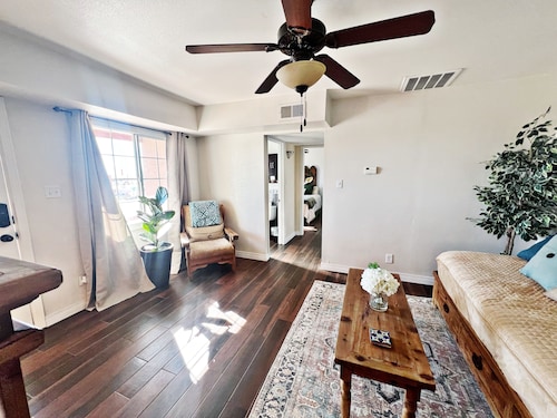 Charming townhome in lovely El Paso with view of the Franklin Mtn's Star