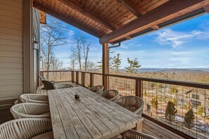 Outdoor dining - The Screaming Eagle at Eagles Nest - hot tub, views, pool table, fire pit (Banner Elk)