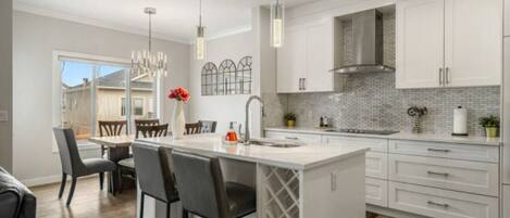 Kylskåp, mikrovågsugn, ugn och spishäll